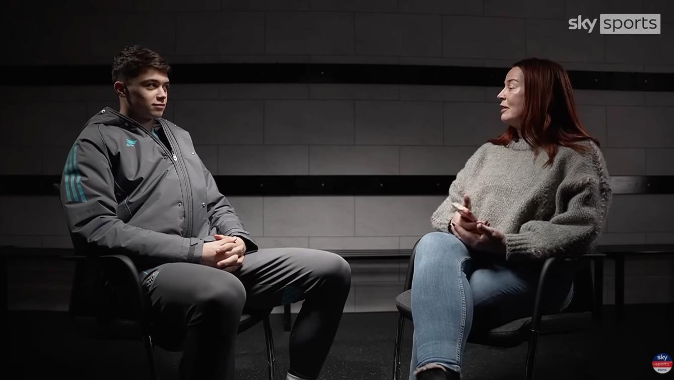 开云体育APP下载-刘易斯-米利：开始有点不习惯踢边后卫，现在已逐渐找到感觉